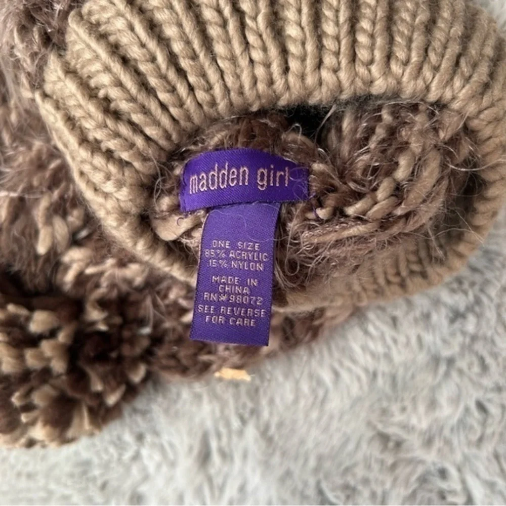 ❄️NWT Madden Girl Soft knit warm beanie Pom Pom hat Cold Weather ❄️